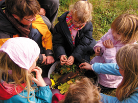 Gruppe von Kindern beim Rundgang